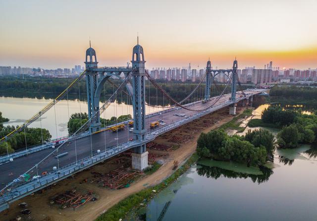 浑河桥之东塔桥日观双塔恢宏宏图大展夜赏浑河水流流光溢彩
