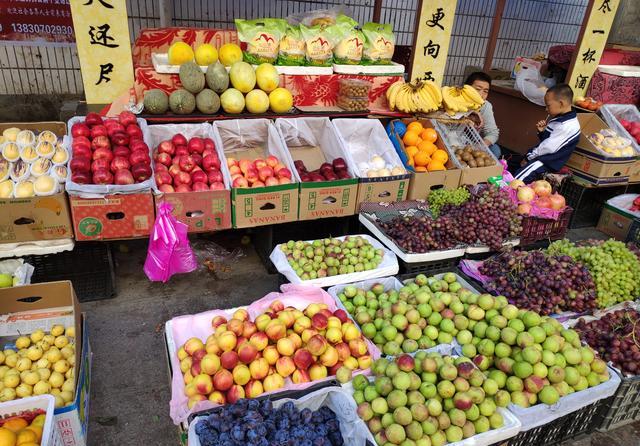 8毛买了四个梨,甘肃瓜州市场的水果有多便宜,真的开眼了