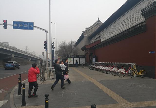 北京地铁雍和宫站c口现状:5号线出站需要绕行2号线的站台