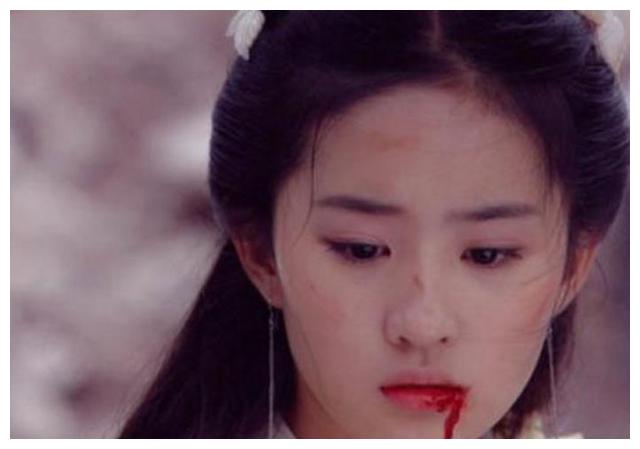 受伤吐血的古装女星谁最让人心疼?小骨郑爽楚楚可怜,她最伤心