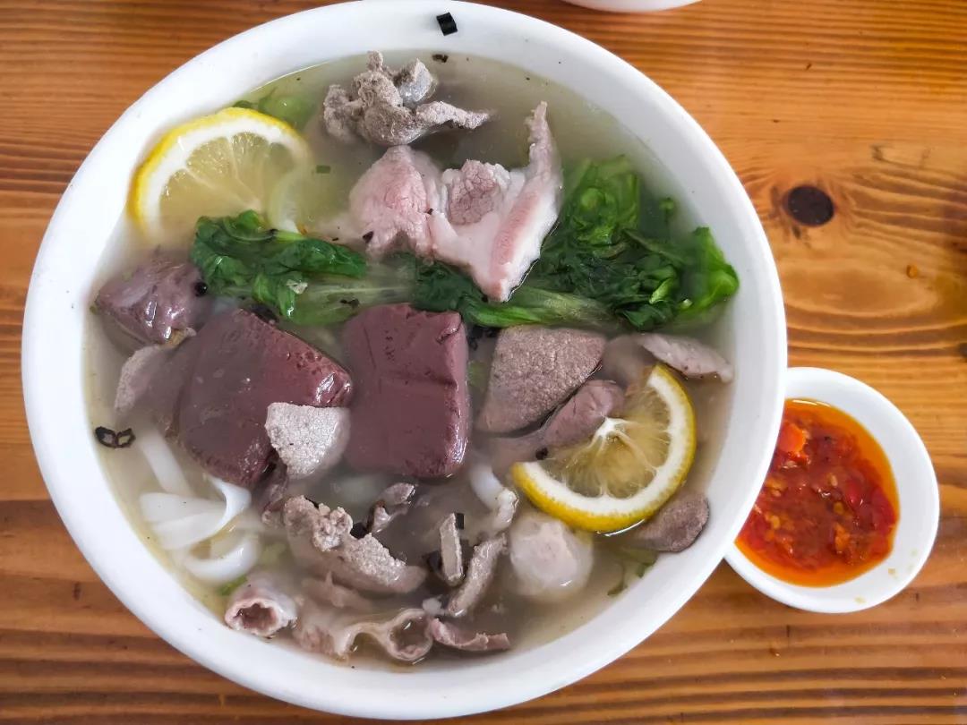 正文  这里不止只有肠粉,还有各种各样的汤面粿条   在汕头,除了点上