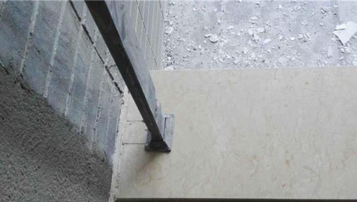 给外窗台铺贴大理石，师傅说浪费，最后才知道他在担心这个