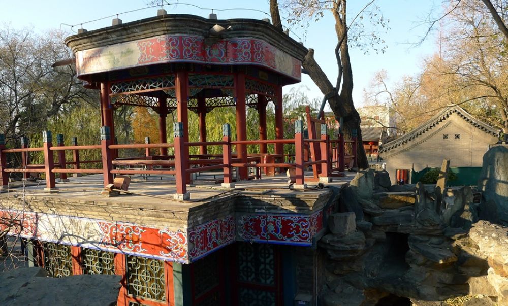 姜文电影《阳光灿烂的日子》外景地之一,恭王府里的榆关和妙香亭