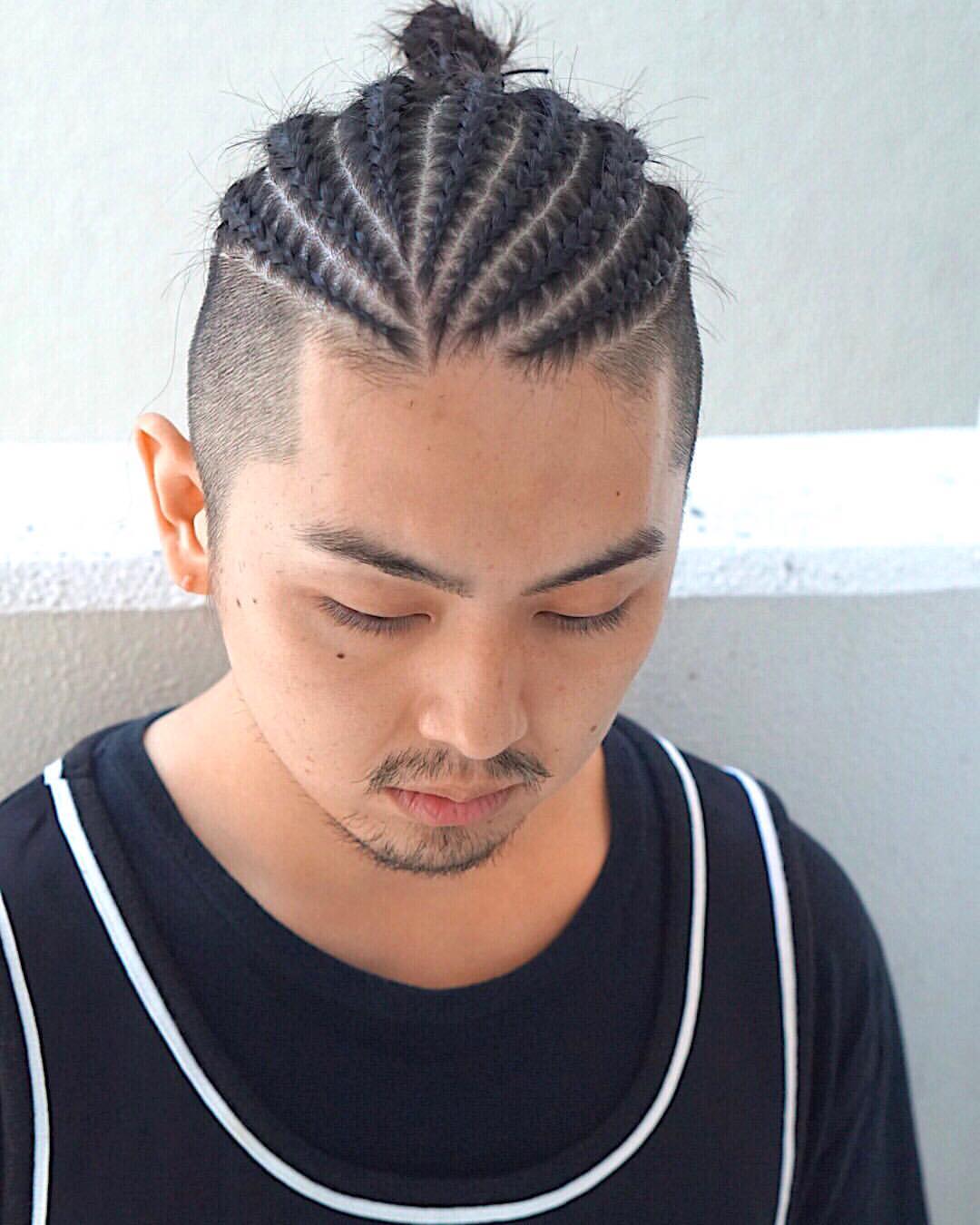 谁说只有女生才能扎辫子的,现在的潮男们已经流行扎辫子发型