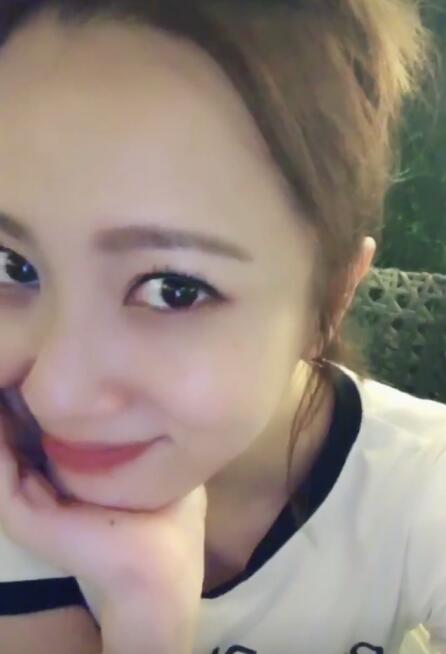 后来,陈美心将事业转回新加坡,重新返回歌坛发展,近几年已很少与师父