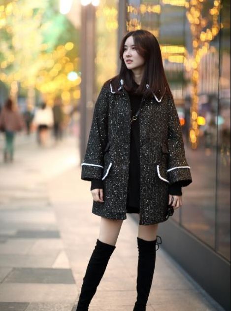 成都街拍:美女身穿时尚大衣搭配黑色长筒靴,身材高挑,楚楚动人