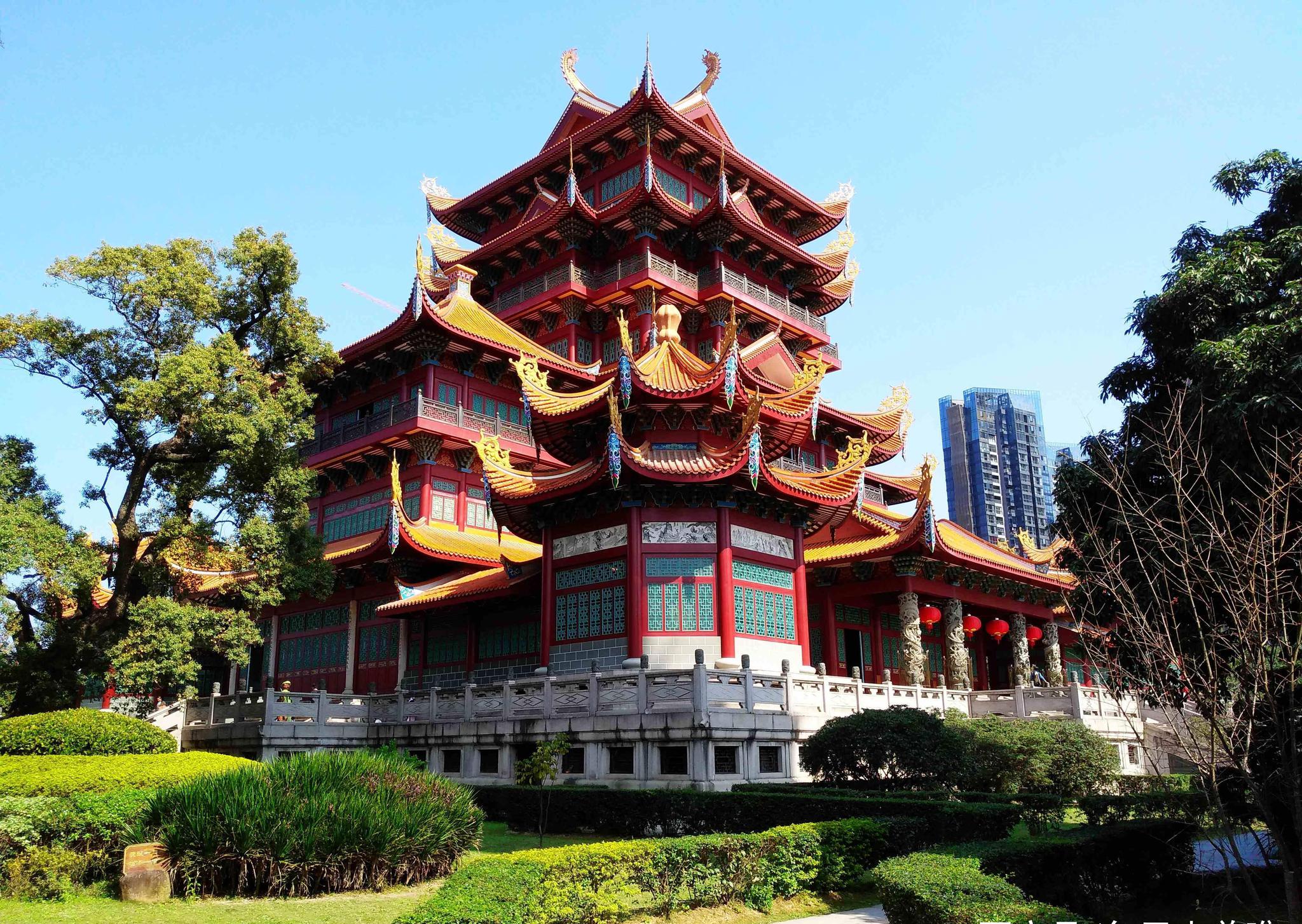 西禅寺内有天王殿,大雄宝殿,法堂,藏经阁,玉佛楼,观音阁以及客堂,禅堂