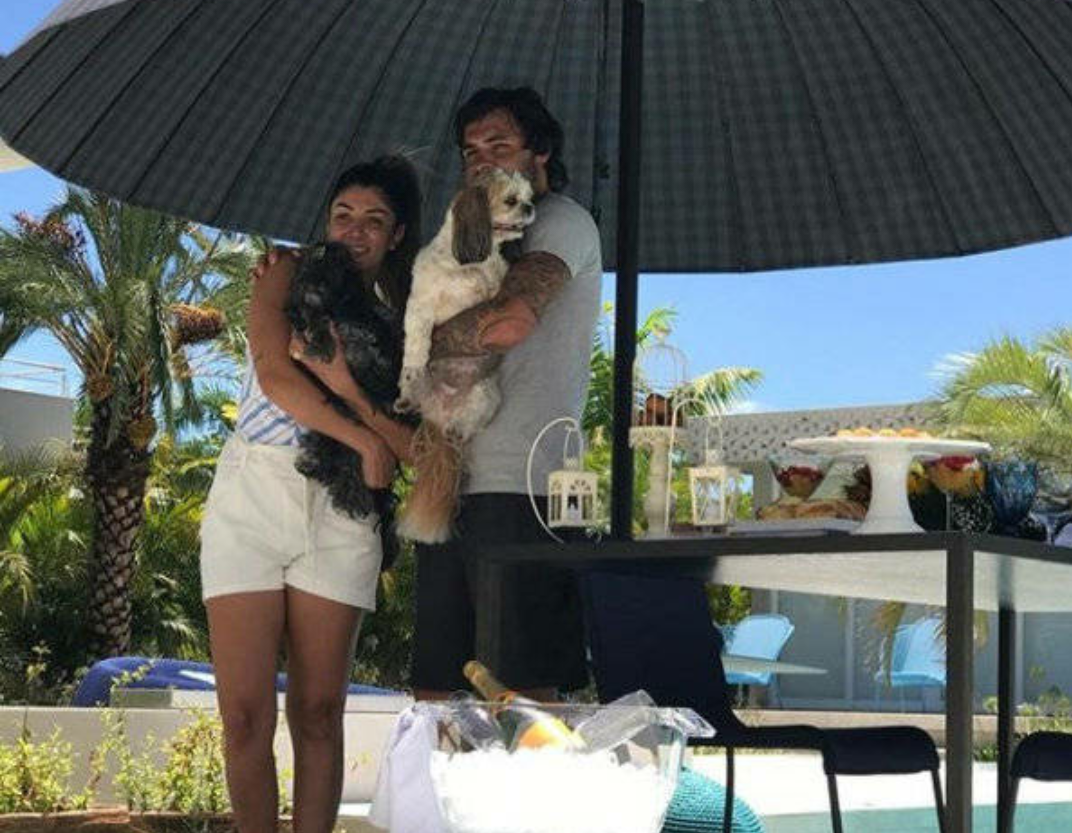 广州恒大球员高拉特与妻子正在享受假期,两人玩的非常开心