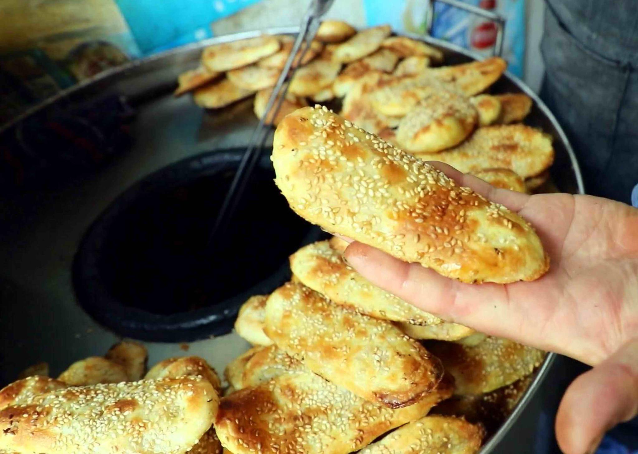 外国朋友吃过一次忘不了的烧饼,安徽大哥一天做13个小时畅销25年