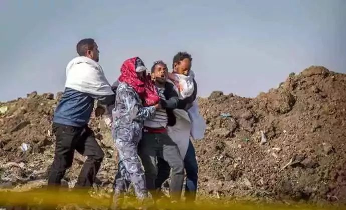 埃航遇难浙江女孩父母跪在坠毁巨坑前呼喊女儿!救援队员激动痛哭