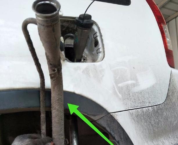 13年跑41万公里的本田油管漏汽油损坏的油管让车主感到害怕