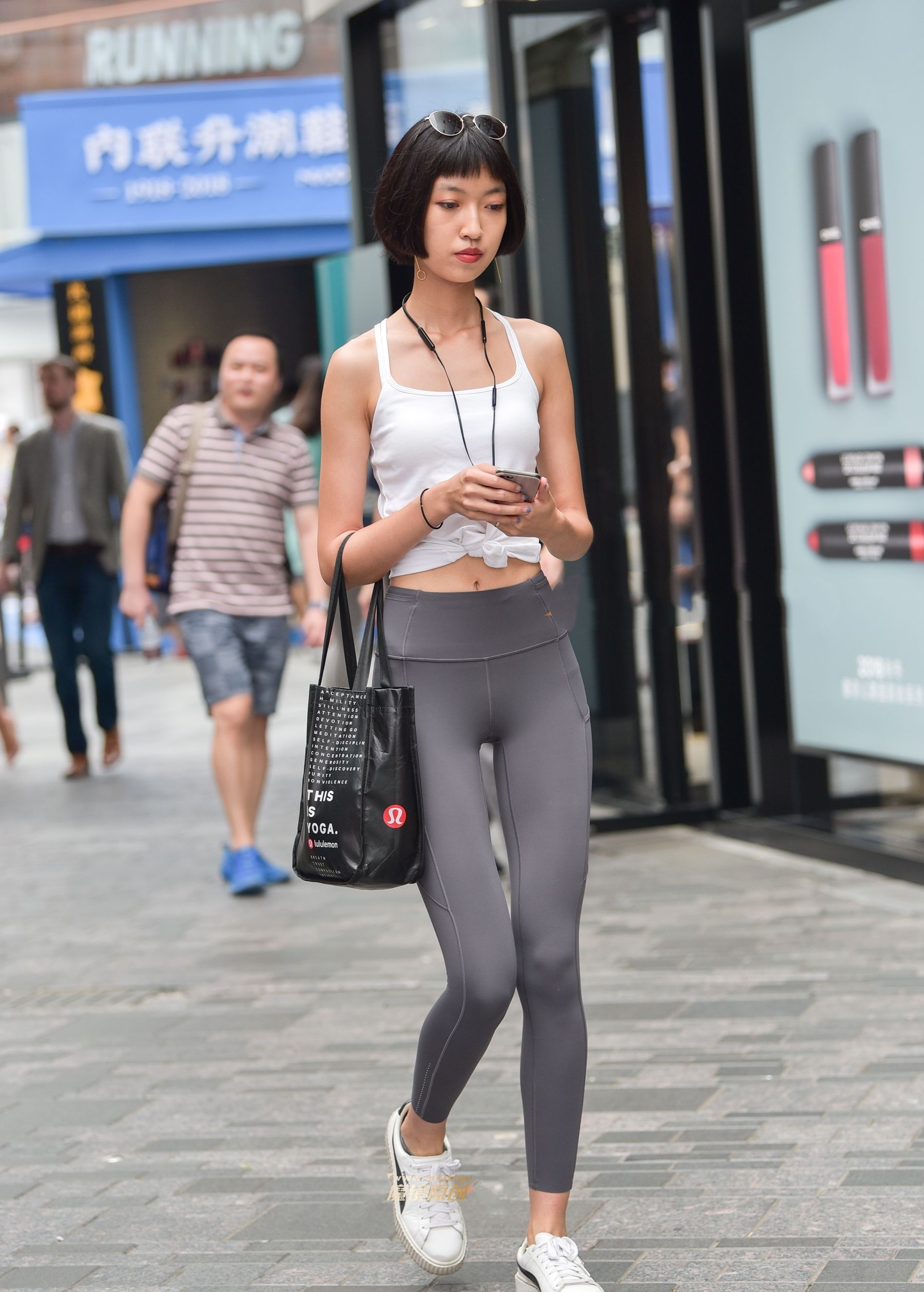 街拍一条紧身打底裤勾勒出圆润的臀部曲线让人赏心悦目