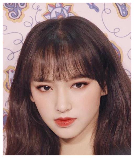 程潇活动生图,圆脸长发齐刘海妆容精致,是真人版芭比娃娃了!