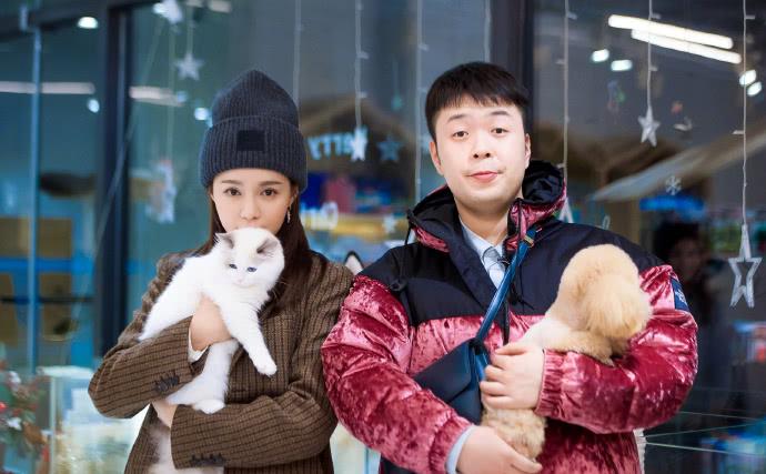 沈梦辰晒回村前后对比照,农村老家穿睡衣敷面