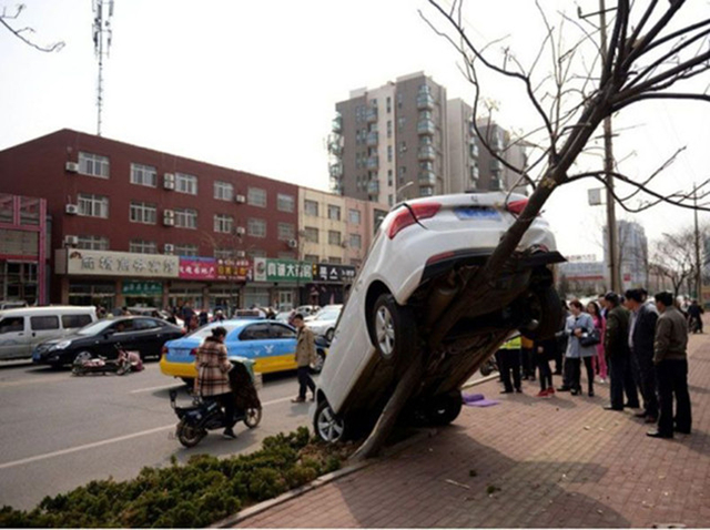 车身碰撞后如何修复凹陷和掉漆 开三轮车倒车撞墙的维修方法
