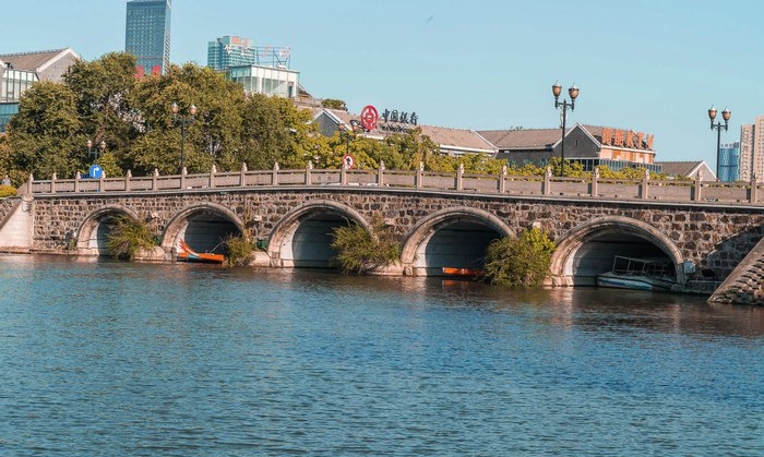 三元桥一带有文峰塔,半村半廓,风景幽美,是濠河最佳景点之一.