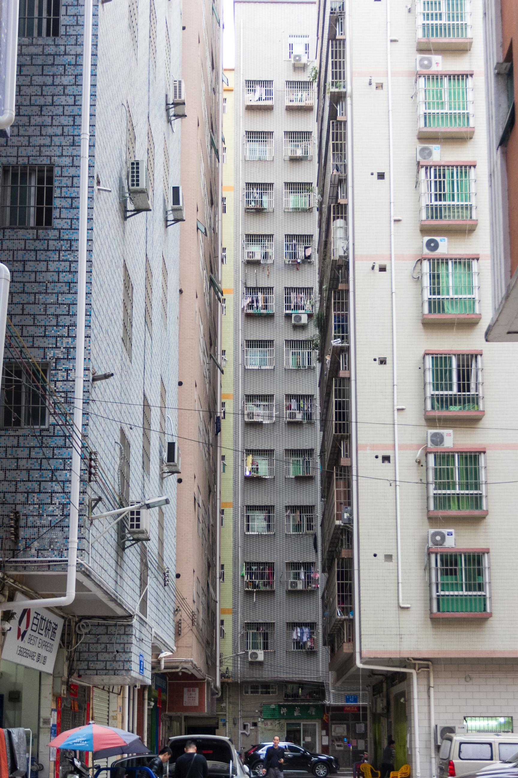 深圳城中村逸秀新村密集不堪的农民房中藏有大院豪宅