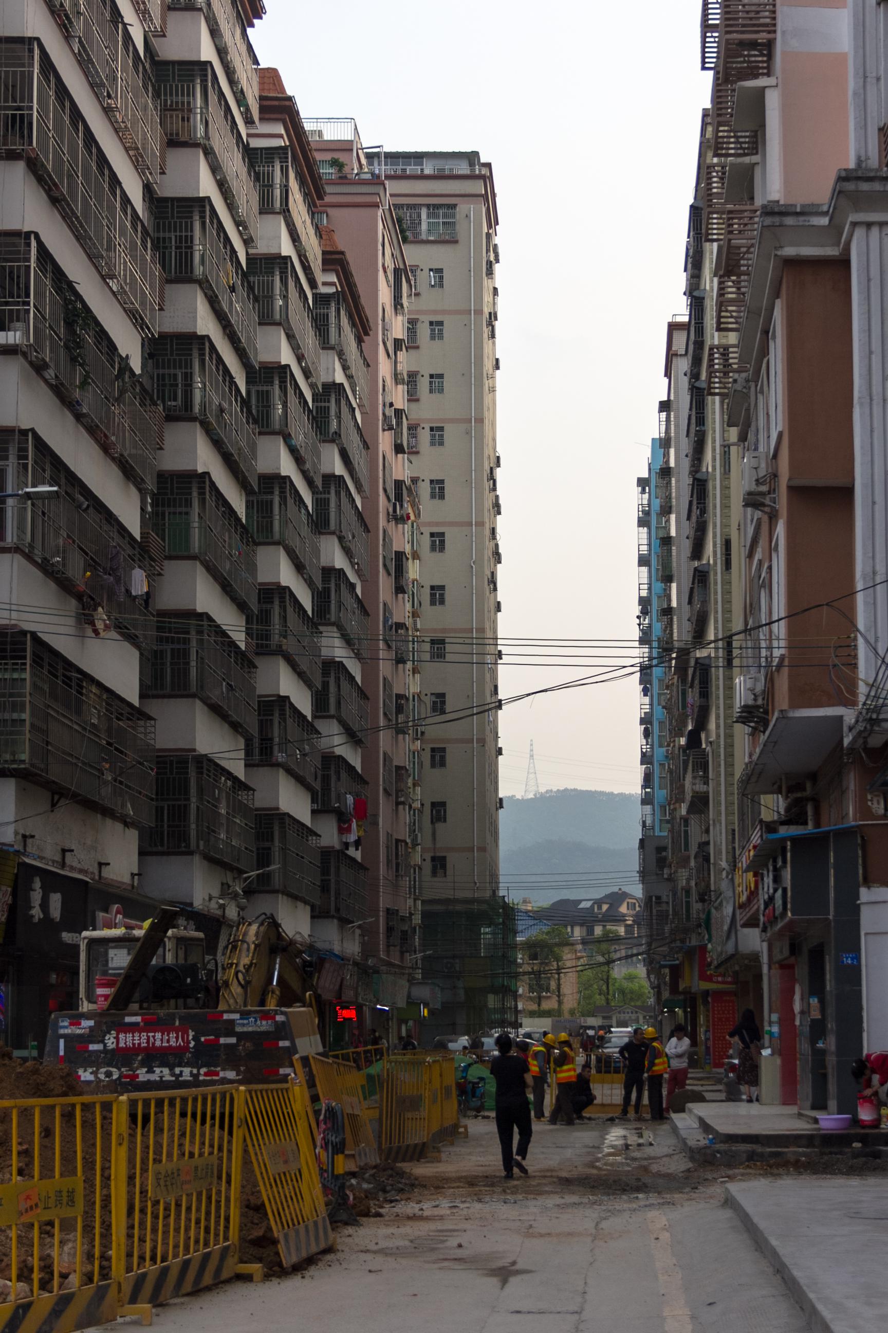 深圳城中村逸秀新村密集不堪的农民房中藏有大院豪宅