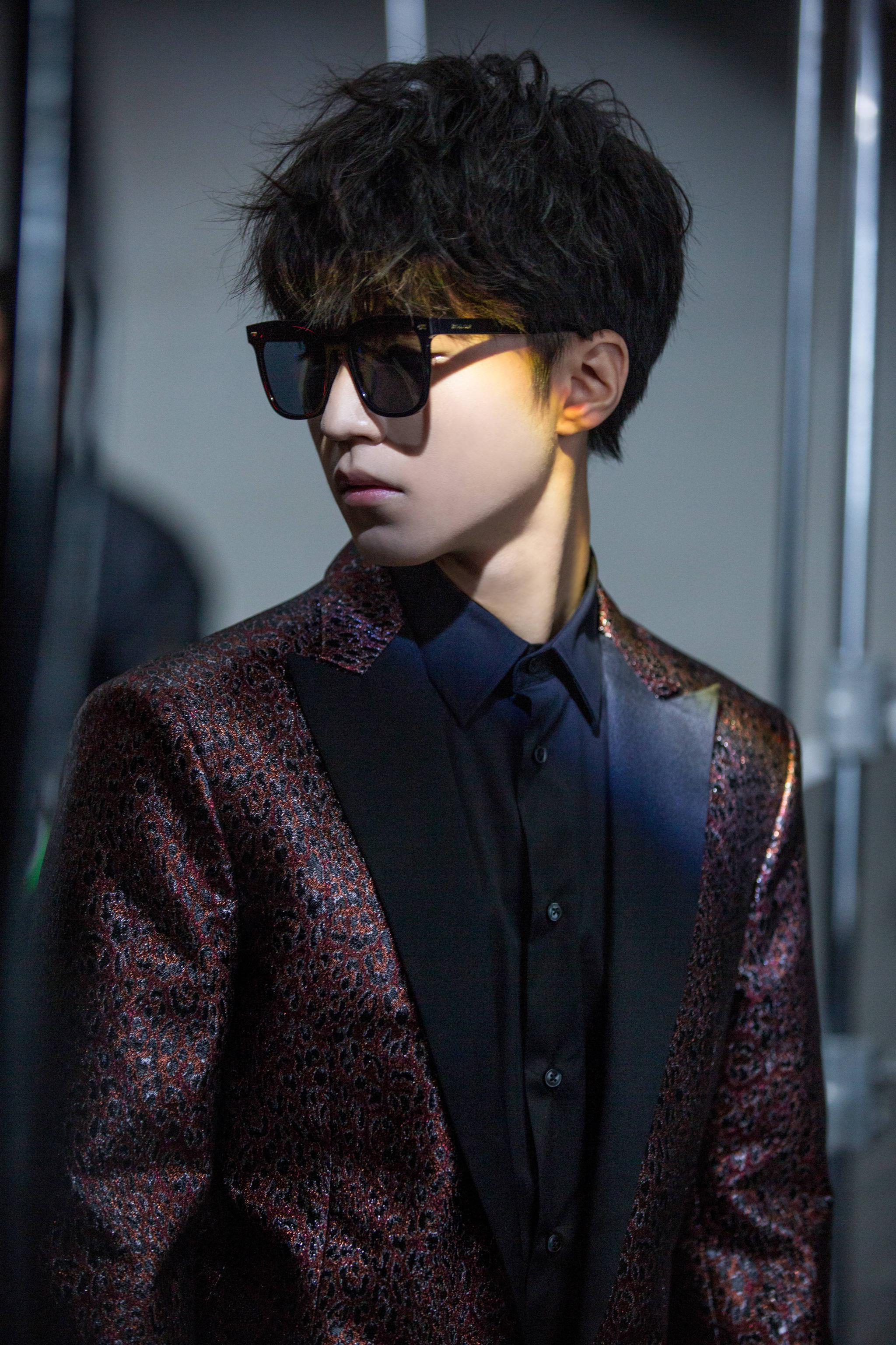 王俊凯:小凯戴墨镜的照片也太帅了,要一起去兜风吗?