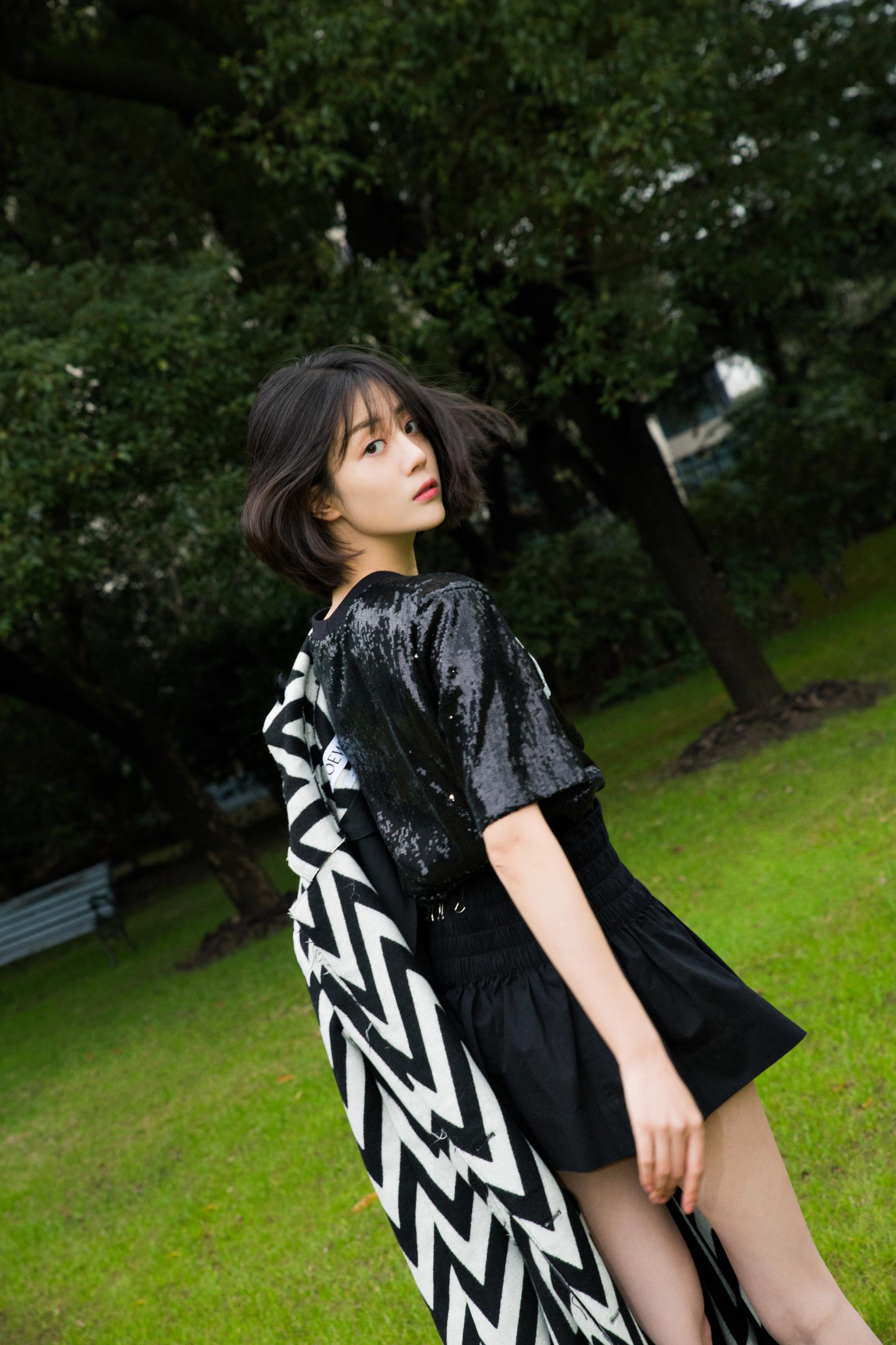 李溪芮生日写真青春扑面 治愈系笑容似冬日暖阳