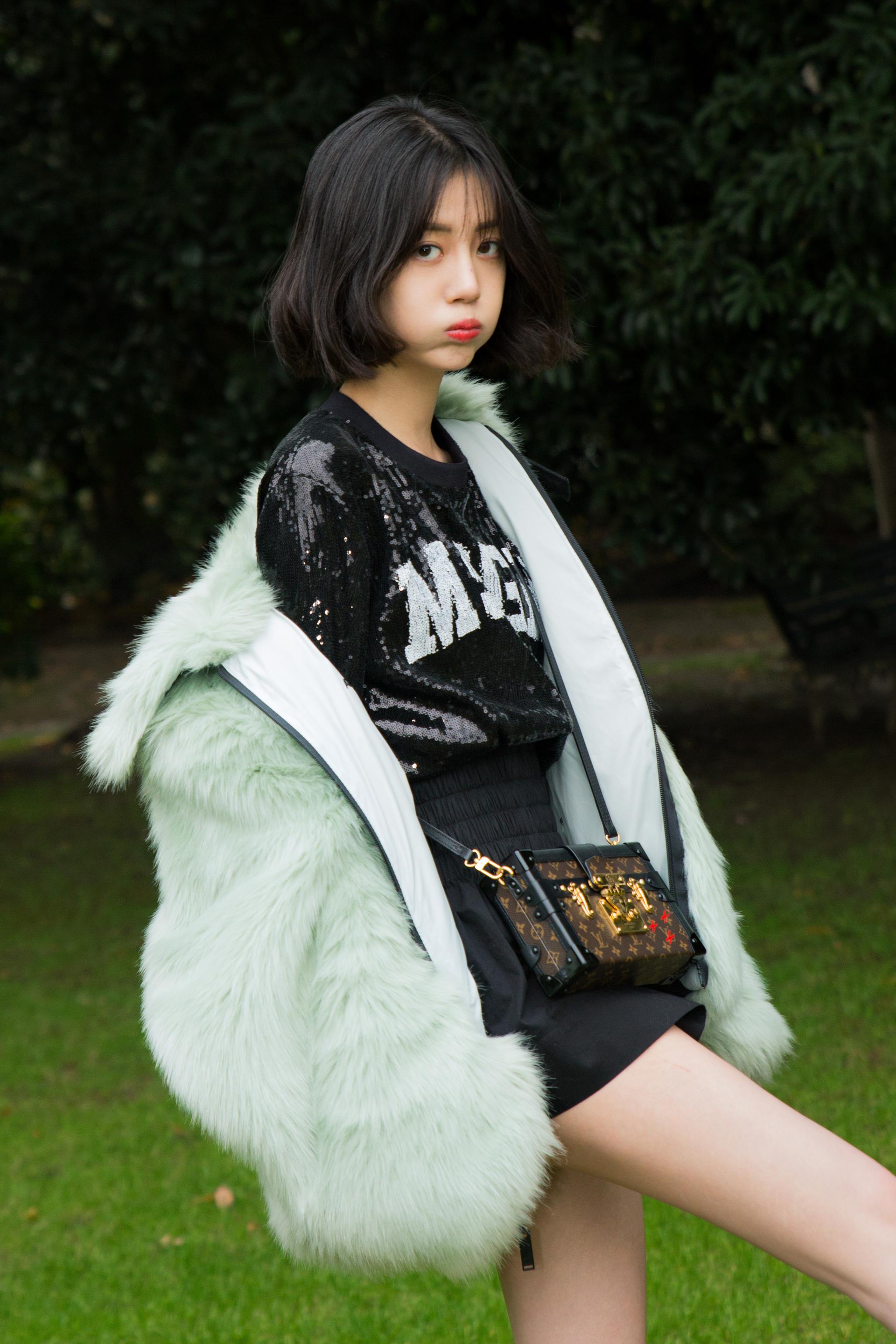 李溪芮生日写真青春扑面 治愈系笑容似冬日暖阳