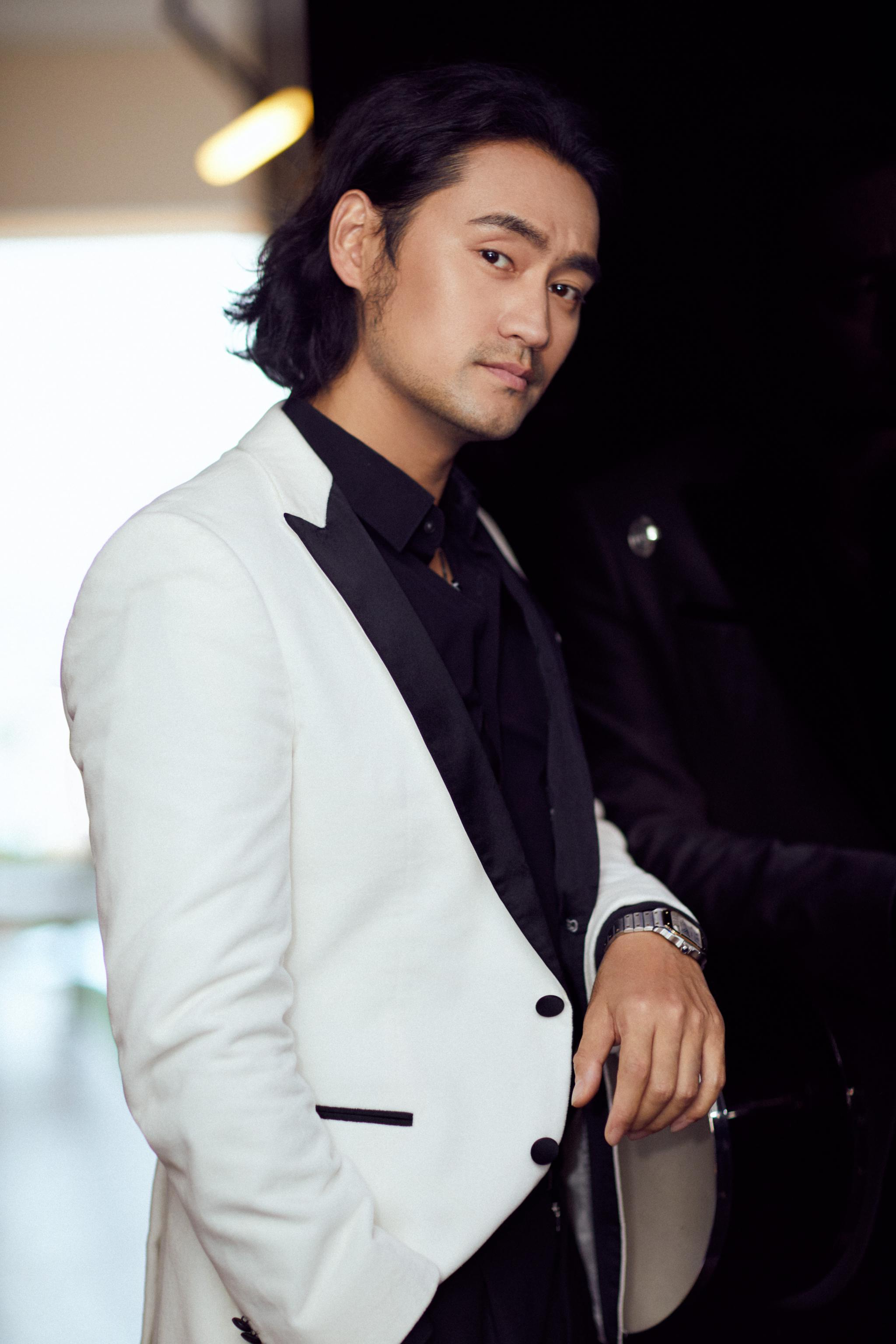 袁弘携《鼠胆英雄》现身北影节 白西装亮相红毯格调满分