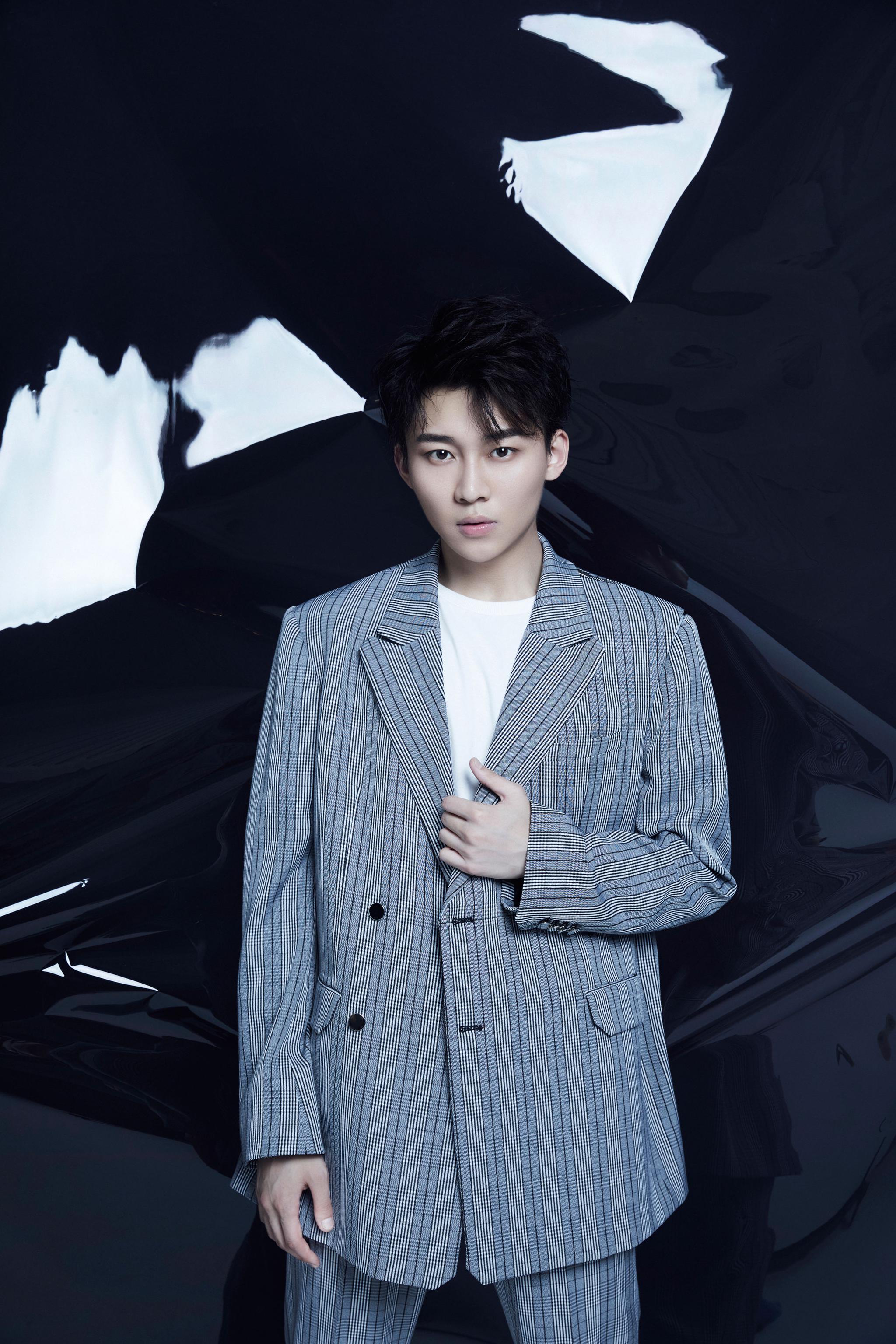 刘怡潼帅气西装写真大片曝光眼神迷人尽显轻熟魅力