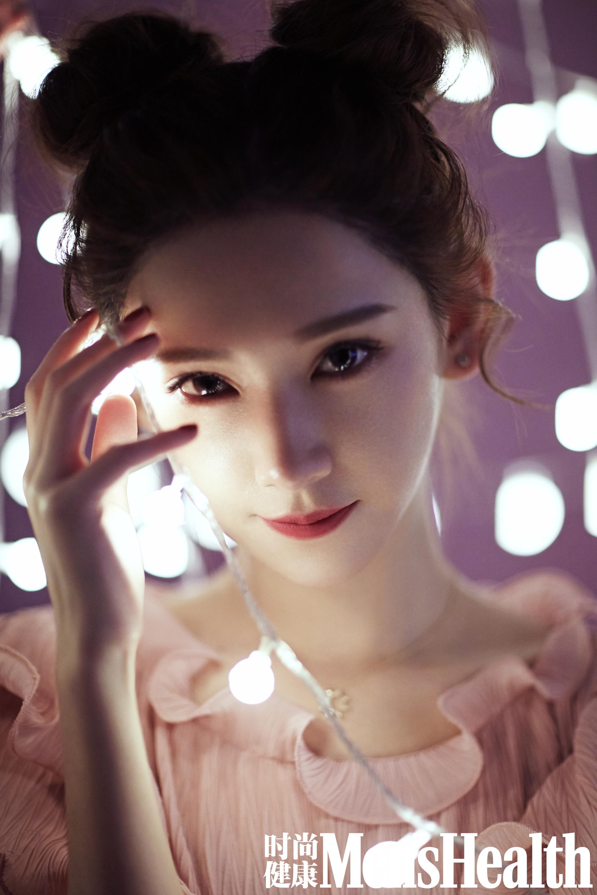 近日,演员李沐宸曝光了一组《时尚健康男士》杂志大片,在光影流转中