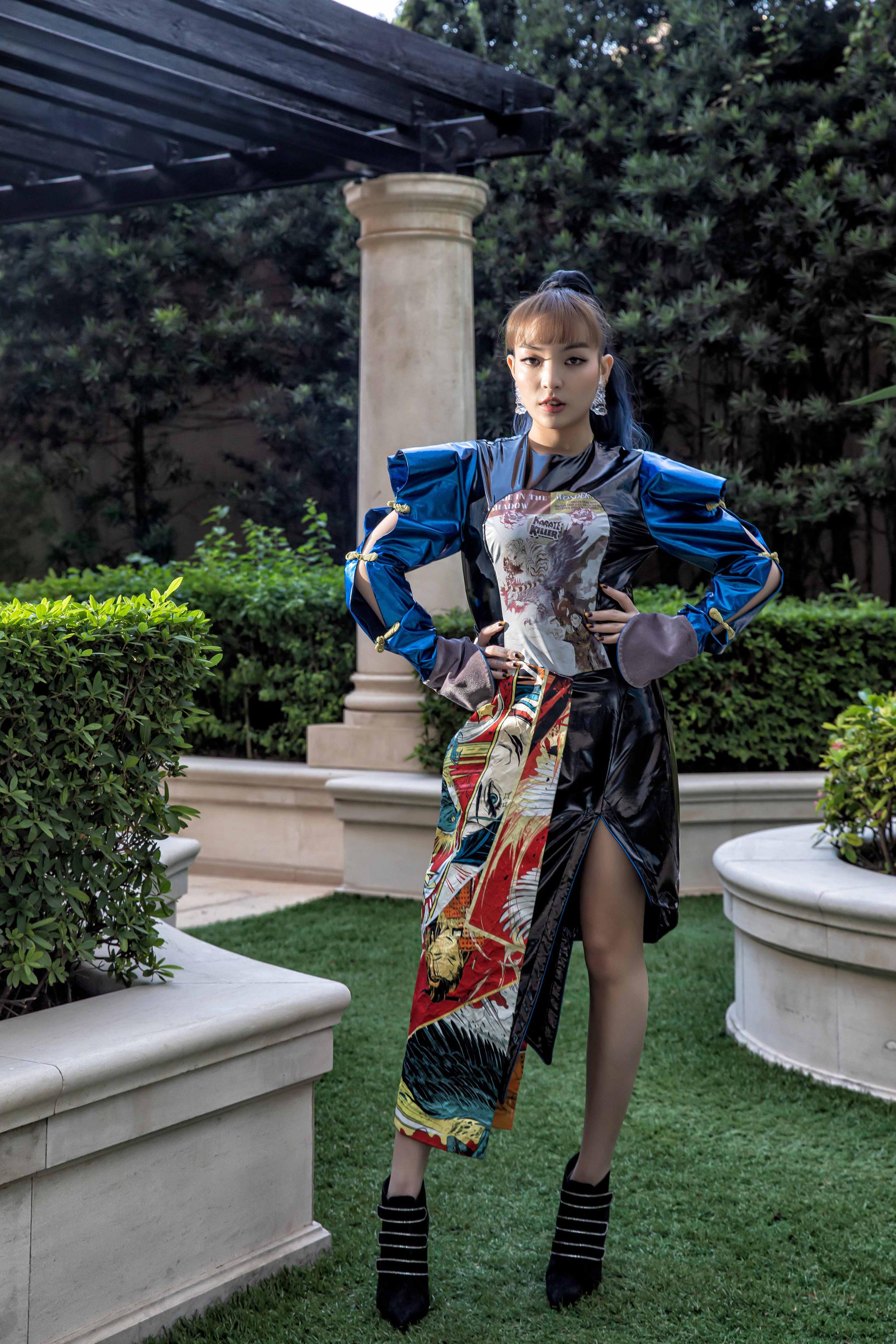 vava毛衍七撕漫造型搭配紫色长马尾玩媚亮相2019tmea盛典