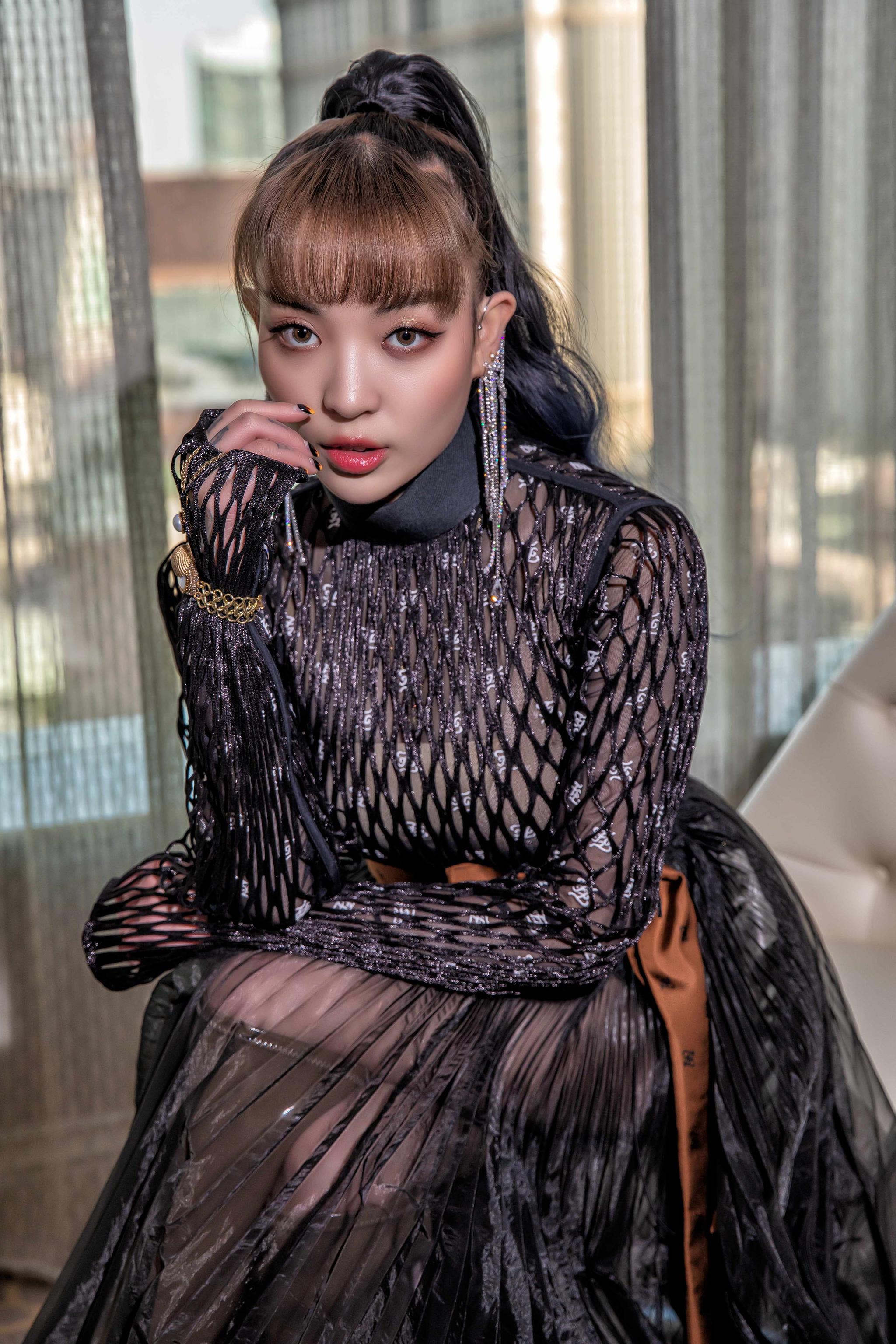 vava毛衍七撕漫造型搭配紫色长马尾玩媚亮相2019tmea盛典