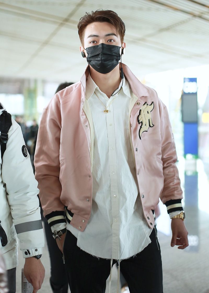 许凯穿着粉色外套现身北京机场演绎多层混搭潮男范