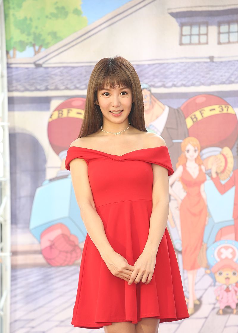 郭书瑶穿搭:红色一字肩裙搭配高跟鞋明艳动人