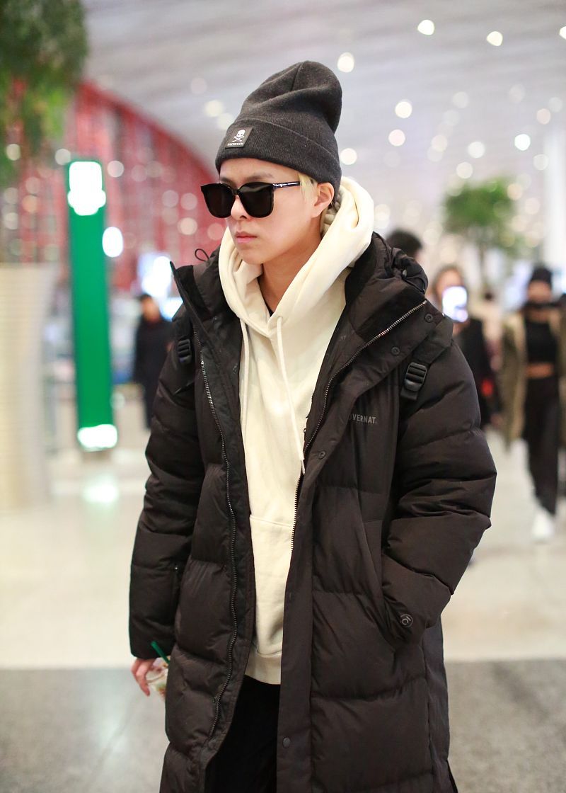 杨芸晴街拍:黑色长款棉服搭配帽衫保暖舒适