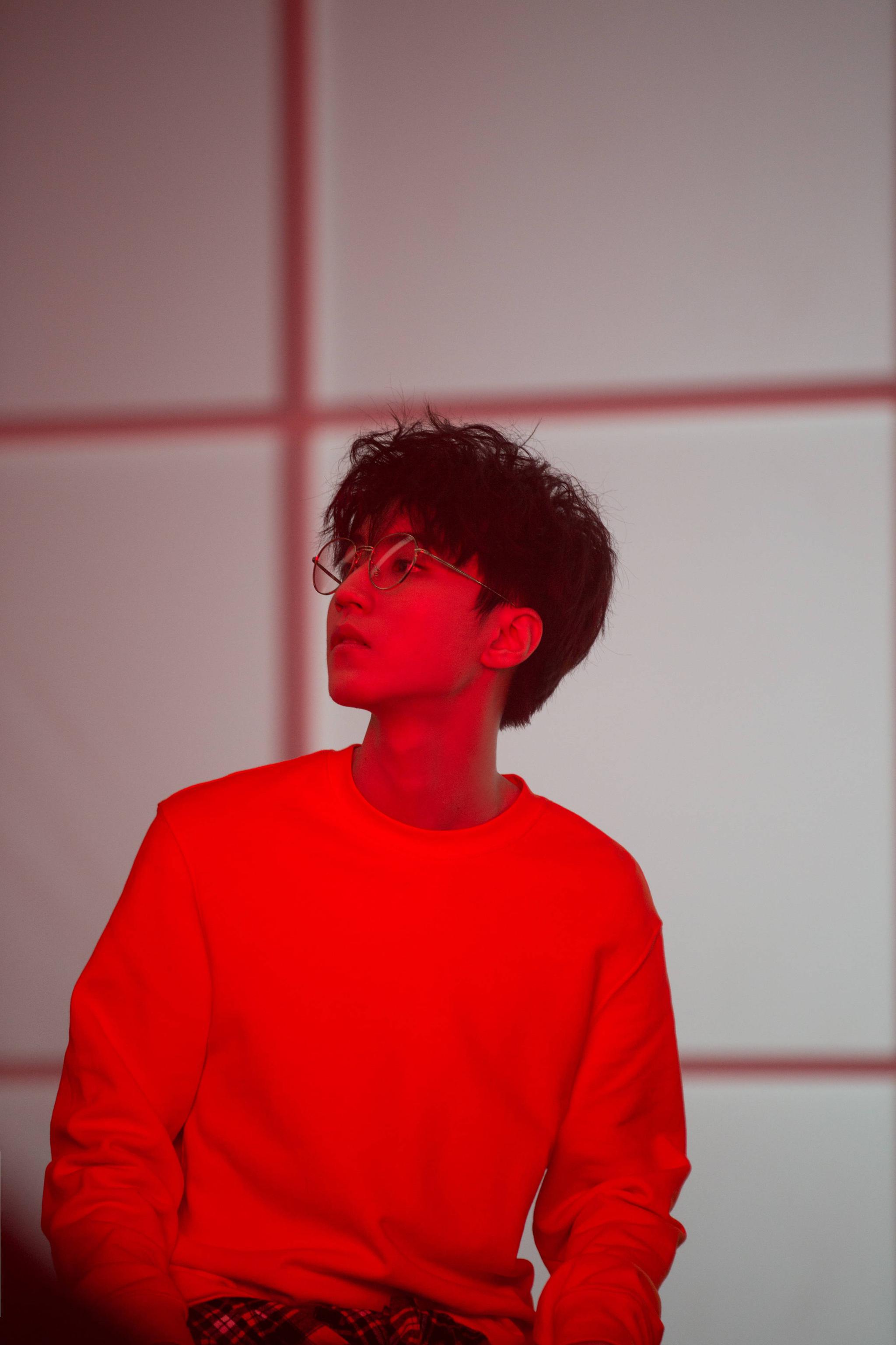 王俊凯:小凯戴墨镜的照片也太帅了,要一起去兜风吗?