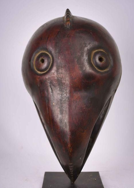 面目狰狞的鸟头面具,有些丑陋,却是非洲黑人部落的重要仪式道具