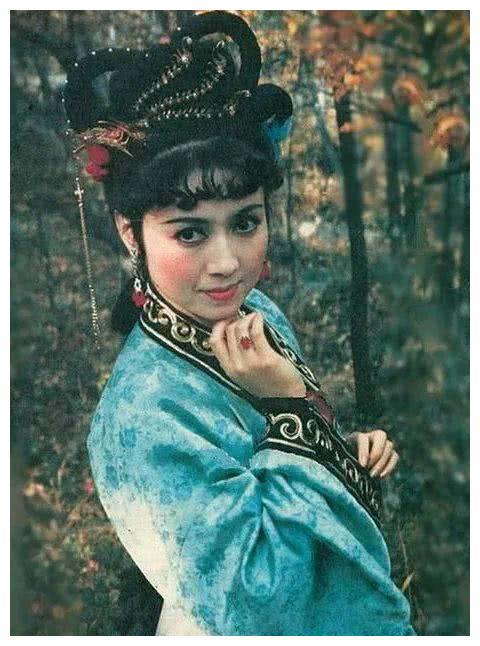 不想却招来了被贬下界的猪八戒,非要强娶她,最终唐僧取经路过,孙悟空