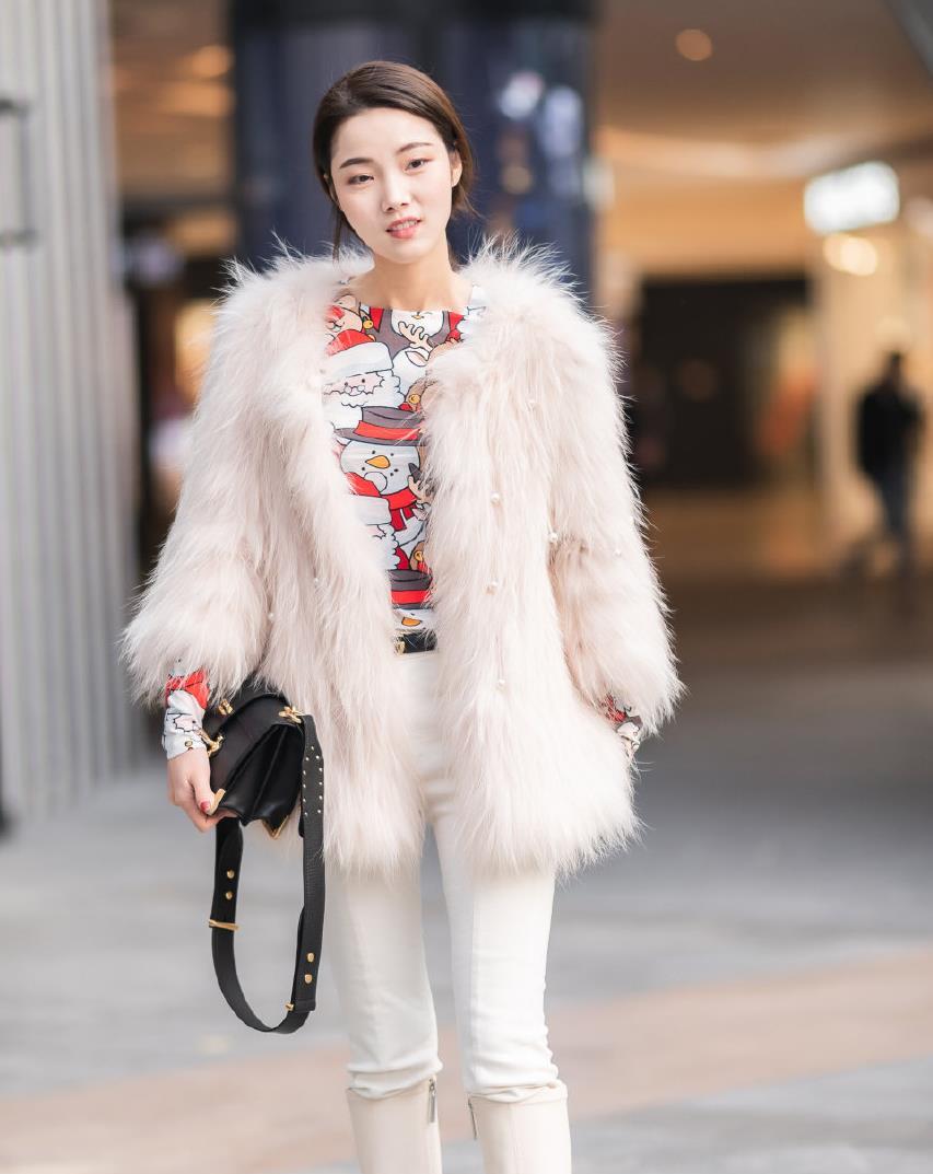 这个美女选择了一款深蓝色的皮草外套,蓝色彰显的是成熟稳重,特别适合