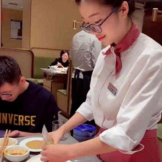 海底捞发明了黄瓜新吃法,味道很正!网友却说:心疼服务员小姐姐