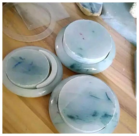 小伙夜市赌石一刀切出冰种飘花翡翠,这下可以抱得美人归了