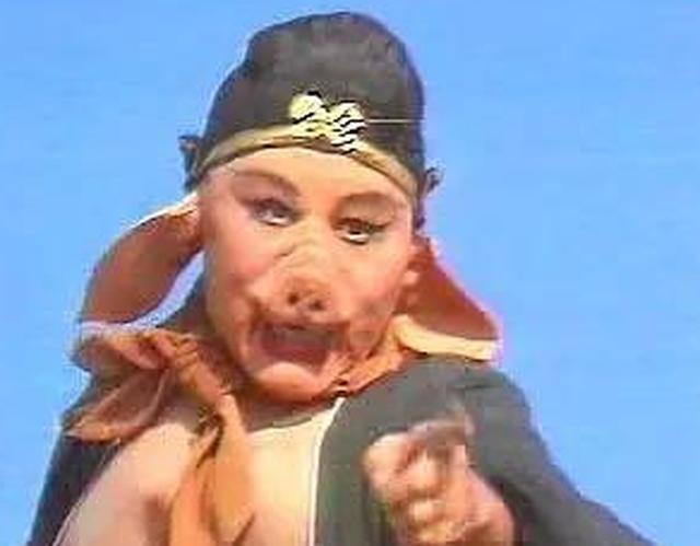 西游记中孙悟空把金箍棒藏在耳朵里,那猪八戒把兵器藏在哪里呢?