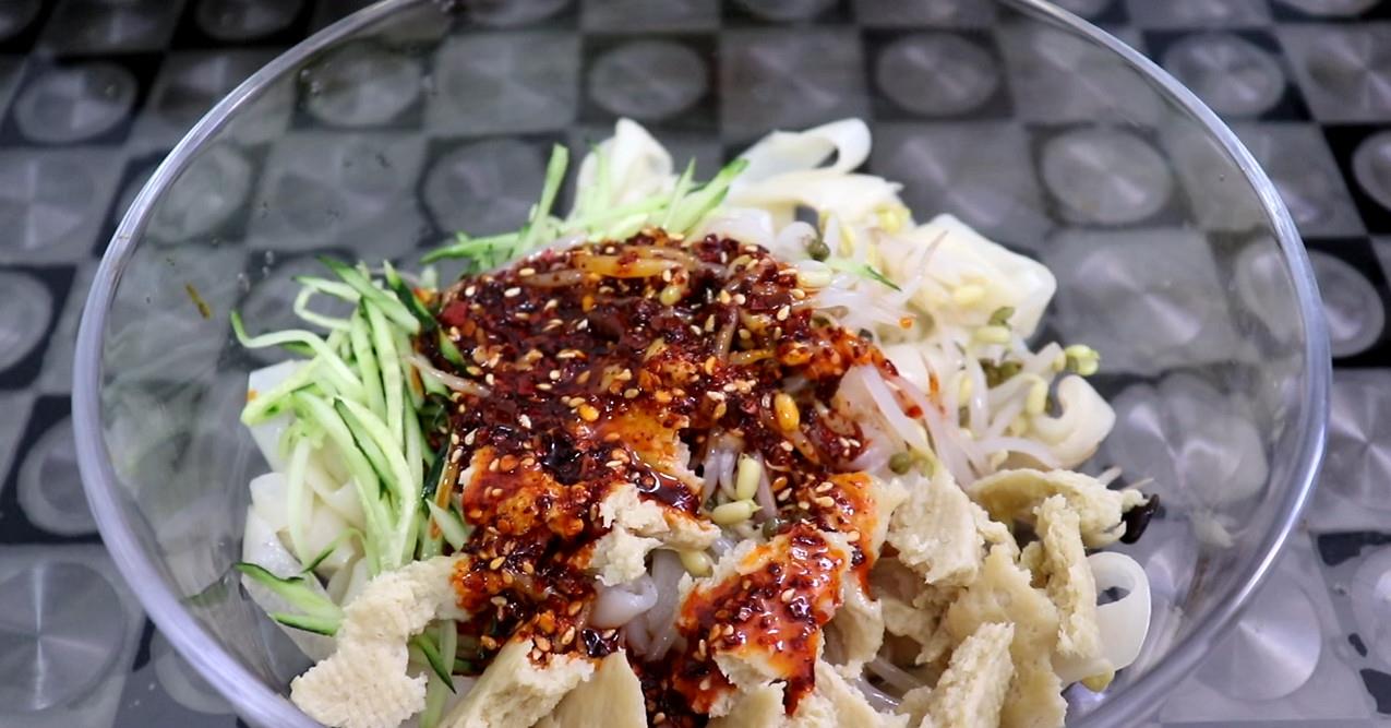 手把手教您做陕西特色小吃烙面皮,口感劲道爽滑,超级好吃|面皮|面筋|