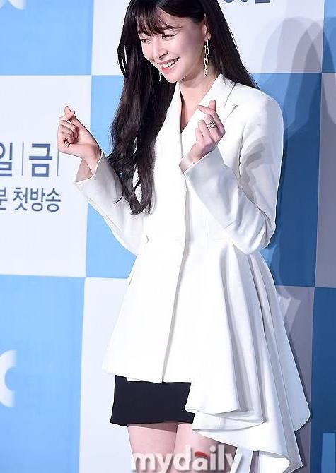 权娜拉:白色不对称百褶西装 搭配短裙温柔知性