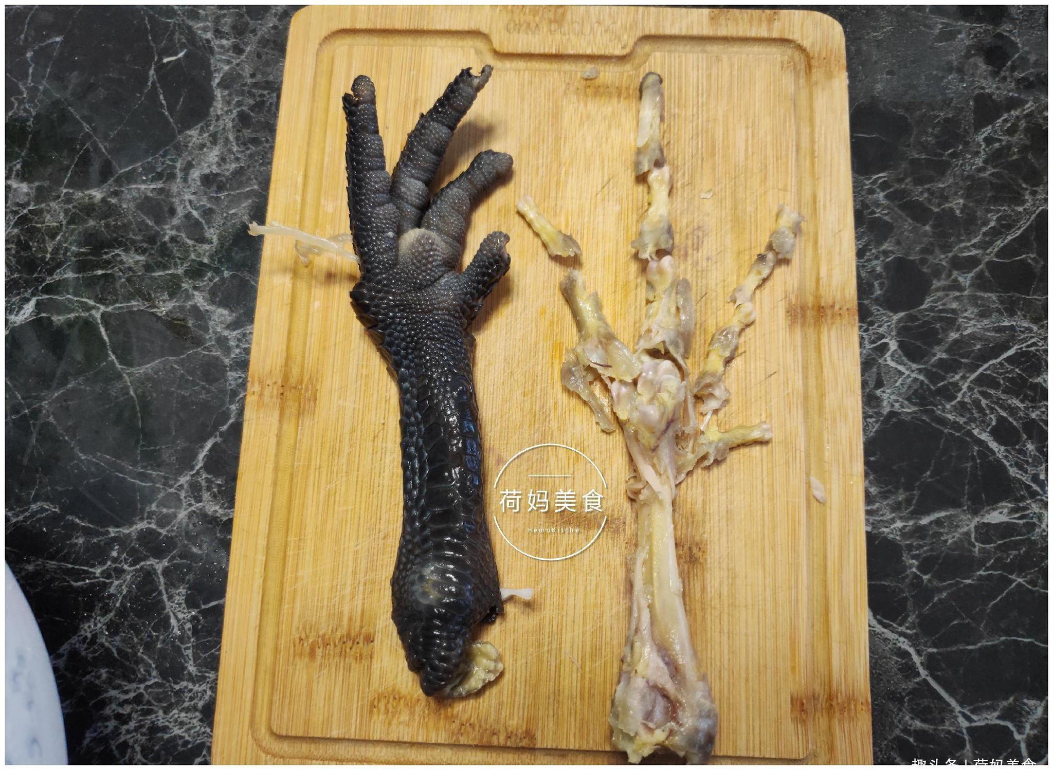 鸡爪的高级吃法,好吃不吐骨头,一口一块吃着真香,附上脱骨技巧