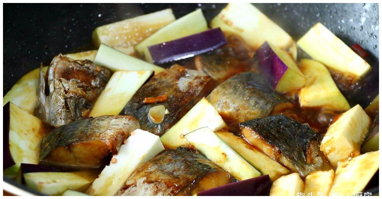 这道马鲛鱼烧茄子就完成了,鲜香适口.