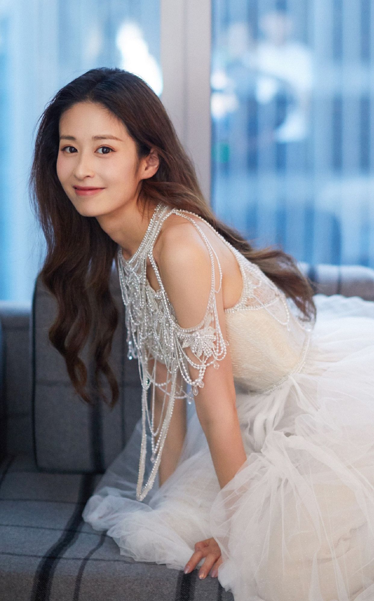 图一是女神颖儿,卷发的样子,女人味十足!