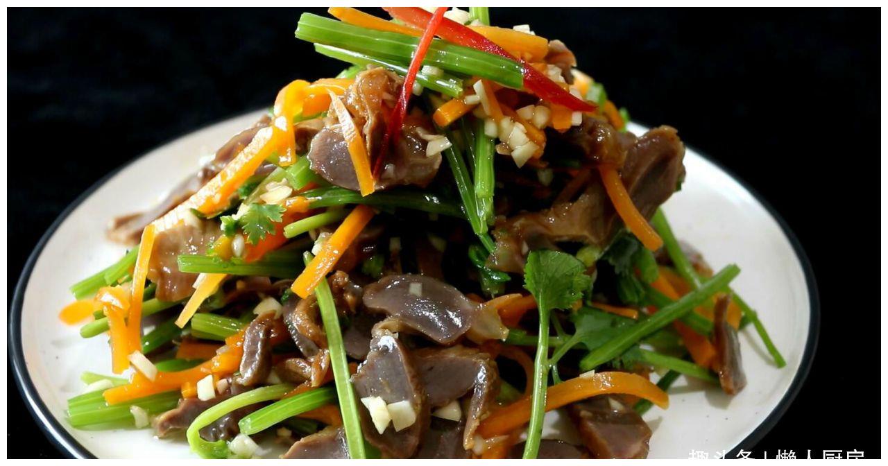 凉拌鸡胗别直接焯水,先卤后拌更入味,脆嫩爽口,下饭又下酒
