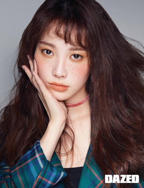 Girls Day成员金亚荣受邀为时尚杂志《DAZED KOREA》拍摄写真