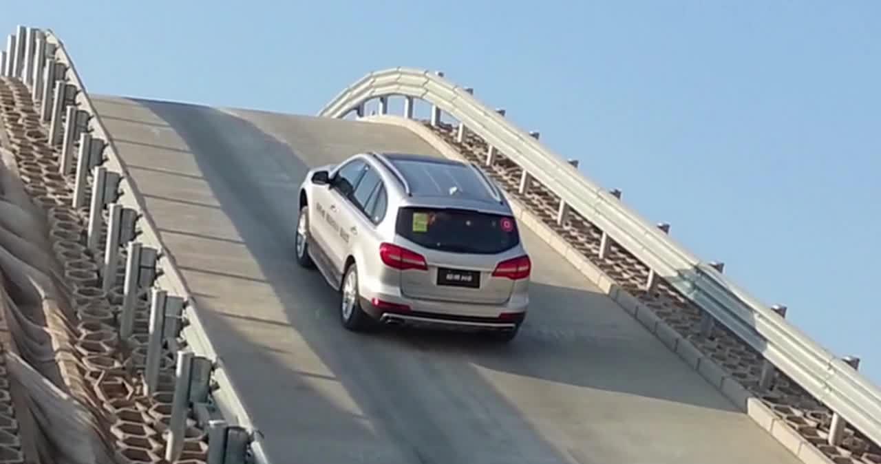 实际生活中,手动挡半坡起步,到底先松离合还是先加油?