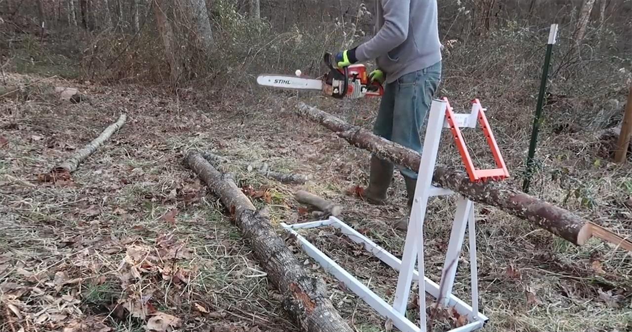 为此这位大爷发明了一个锯木辅助神器,而