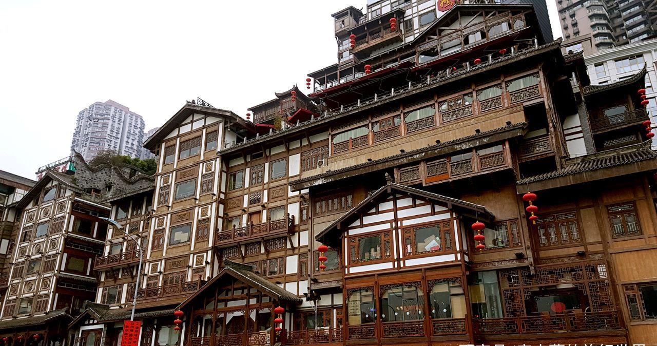 重庆网红景点的鼻祖,中国版千与千寻洪崖洞,一到夜晚光芒四射 【蜗牛扑克】重庆网红景点的鼻祖,中国版千与千寻洪崖洞,一到夜晚光芒四射